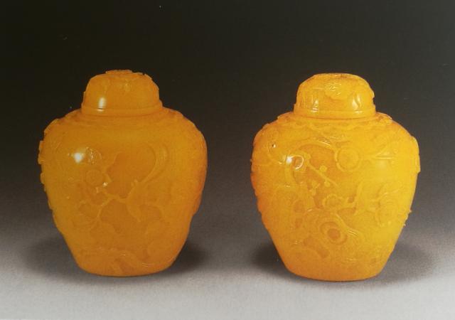  清中期 黄料喜鹊登梅罐一对，高15.5cm，2002年北京瀚海成交价55000元。