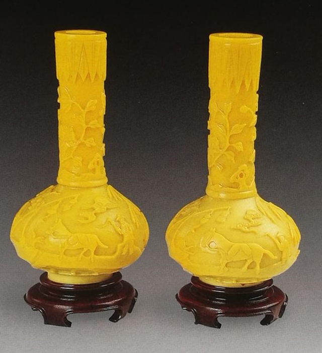 清中期 黄料浮雕耕作图扁天球瓶，高18.3cm，2005年天津国拍成交价101200元。 