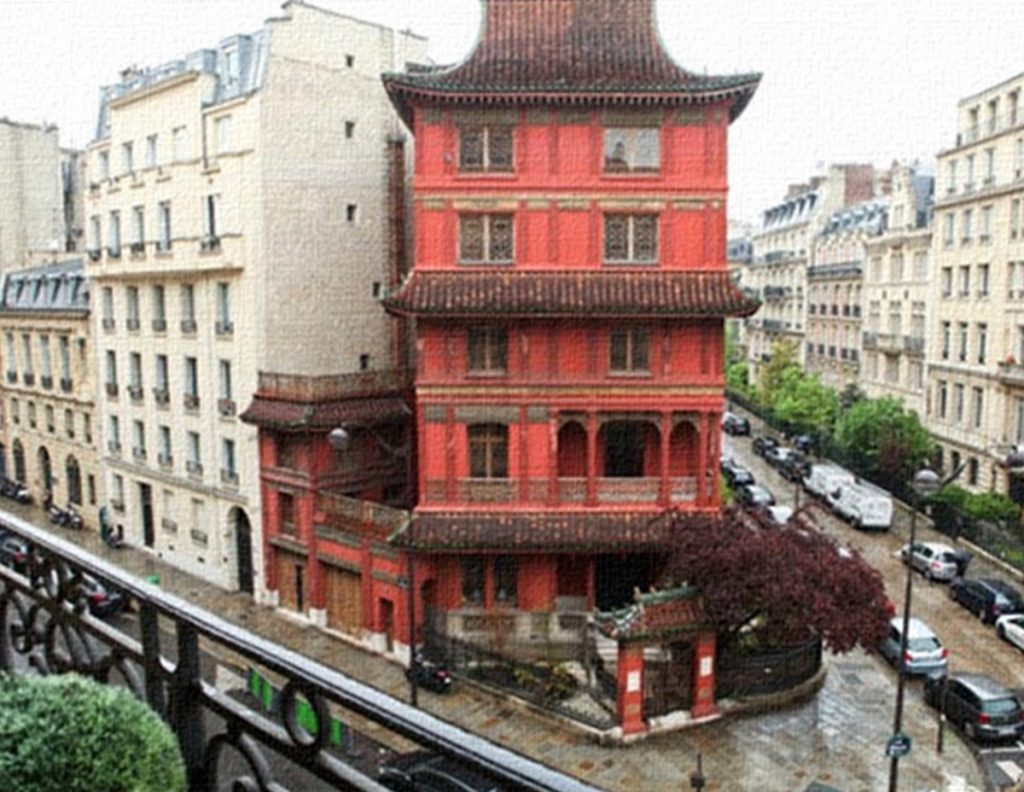 The Pagoda Paris stands at the corner of rue de Courcelles and rue Rembrandt near the Parc Monceau. It opened its doors in 1928, after a three-year re-design. Infuriated neighbors signed a petition calling for its demolition. 巴黎彤阁位于 de Courcelles路和Rembrandt 路交叉点，与Monceau公园紧邻。3年的重建工程后，于1928年开放。然而周边邻居却看不惯这个怪卡，集体诉求拆除。