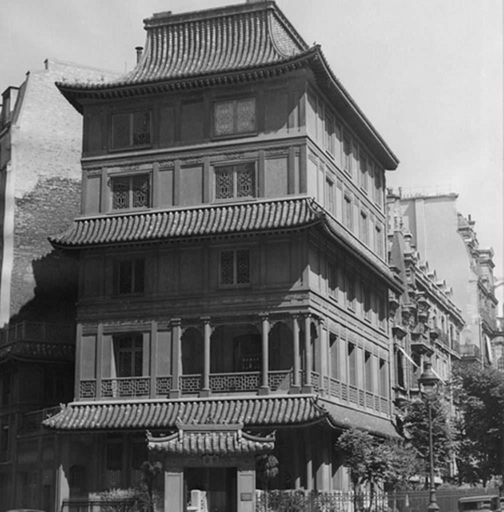 1920年代的彤阁Pagoda Paris。 “当其他大多数古董店和画廊都远在圣奥诺雷街 rue St. Honoré 时，我常想知道为什么卢 选择了这个特殊的位置，”男爵夫人透露。 “后来，我意识到原来是这房子的风水很好。 例如，房子的所有开口都朝南。”