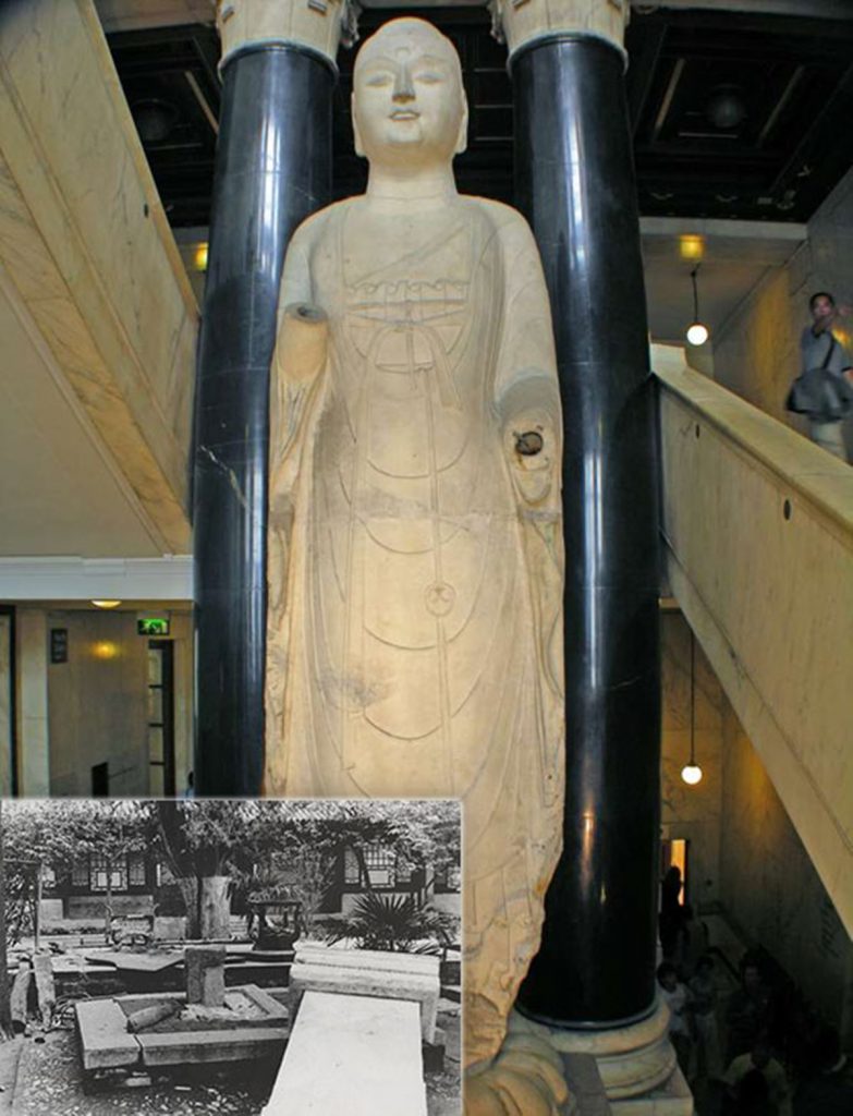 Loo 的珍品之一，大理石阿弥陀佛立像（公元 585 年）高近 20 英尺，是西方最大的中国佛像。 它现在藏于大英博物馆。 “艺术作品作为无声大使周游世界，”卢喜欢说。 下图：佛家寺庙的石雕被红卫兵砸毁，1966年8月 