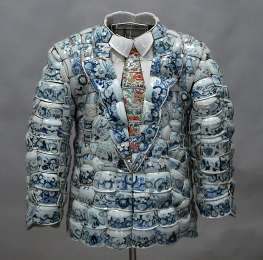 丹阁展出的一件李晓峰的古董瓷器夹克。