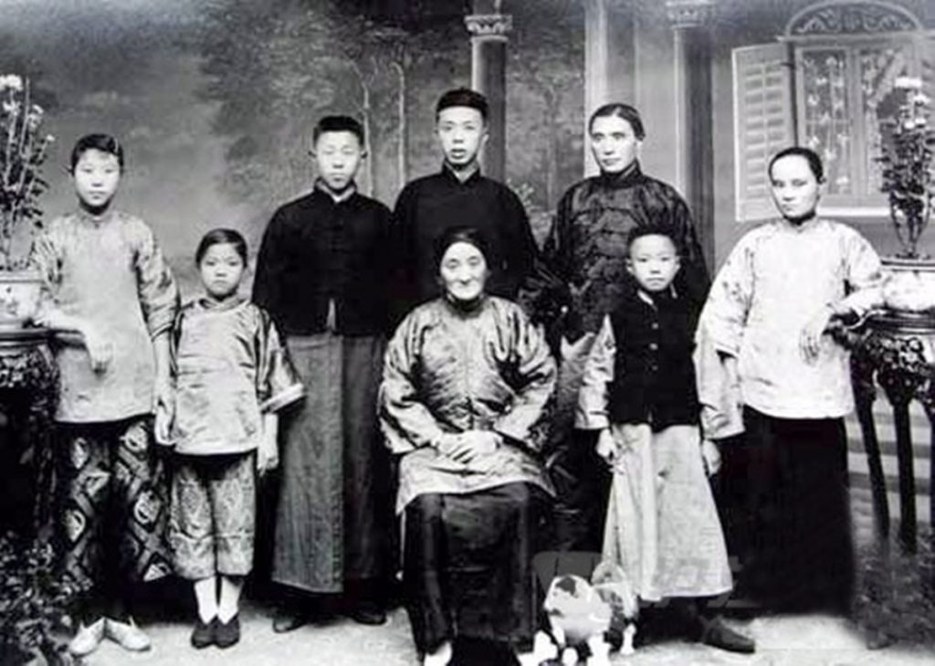 CT Loo 的家族照片。 1900。Loo 在后右数第二位。