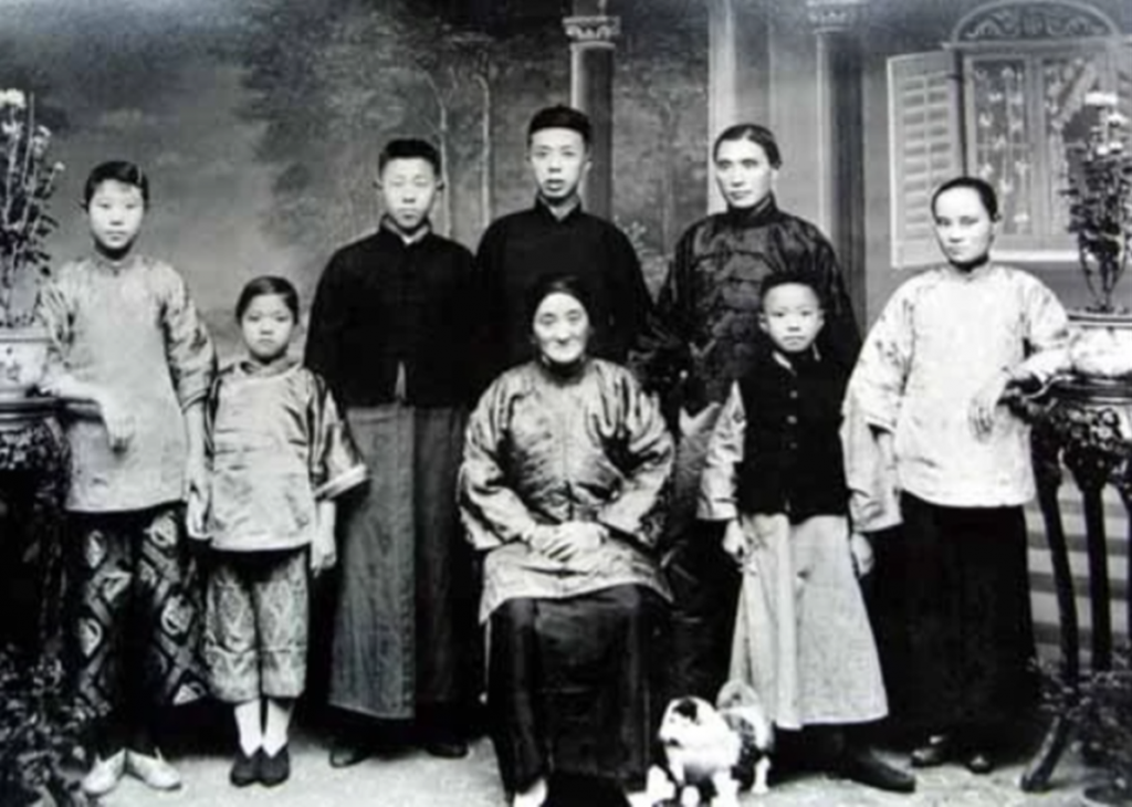 卢芹斋与家人的合影。后排右二为卢芹斋。