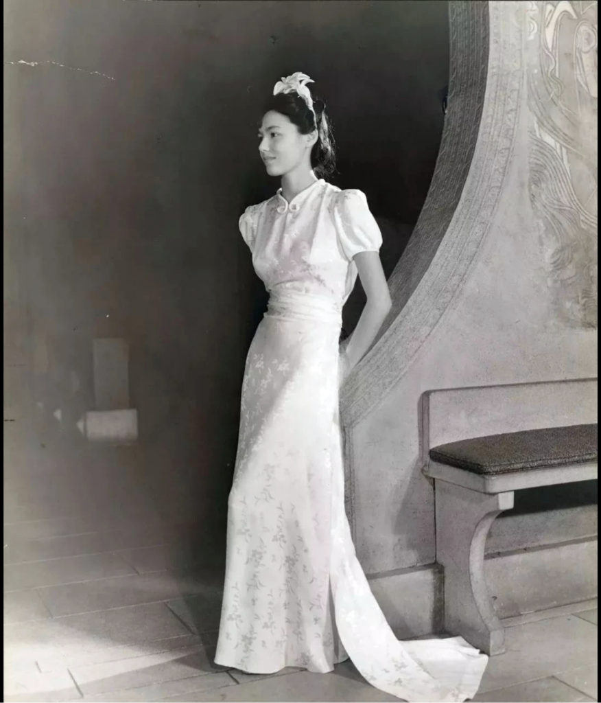 卢芹斋的大女儿莫妮卡，1913年出生，图为莫妮卡二十四岁拍摄于红楼的门厅。