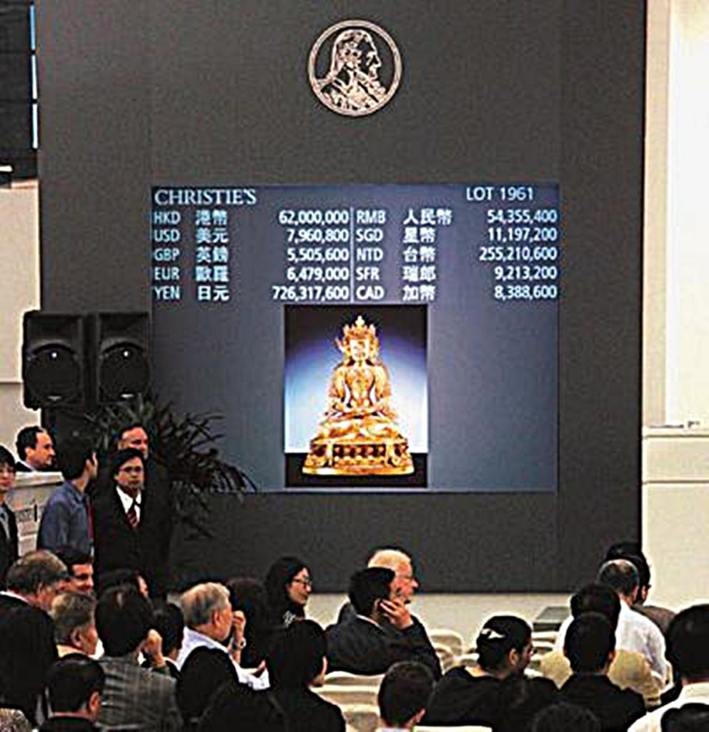 一尊明朝宣德年制的鎏金铜无量寿佛坐像，以全日最高价6,200万港元成交