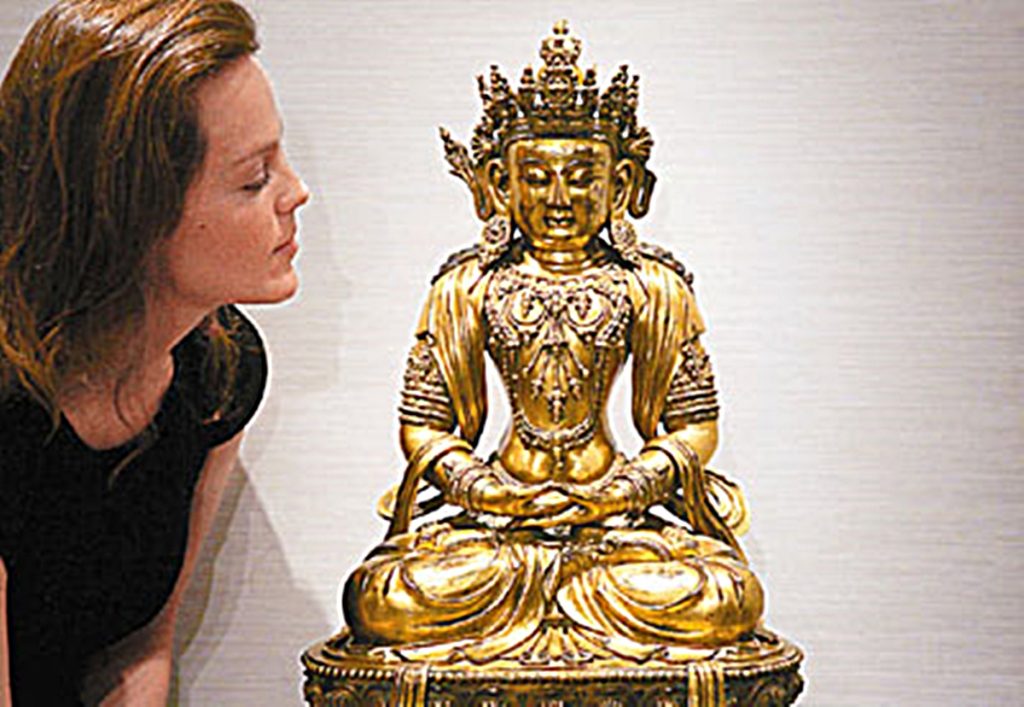 一尊明朝宣德年间制，重30公斤的鎏金铜无量寿佛坐像最为瞩目及珍贵，估价约3,500万元港币。