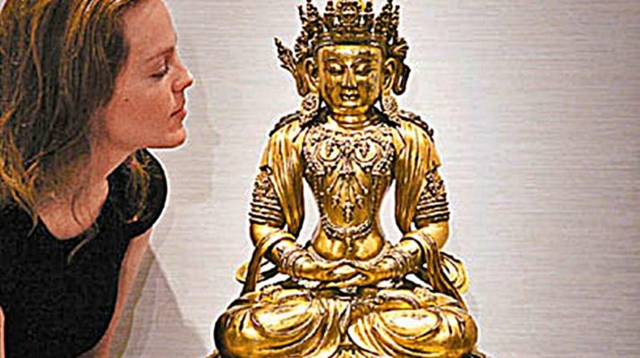 明朝宣德年间制，重30公斤的鎏金铜无量寿佛坐像最为瞩目及珍贵，估价约3,500万元港币。