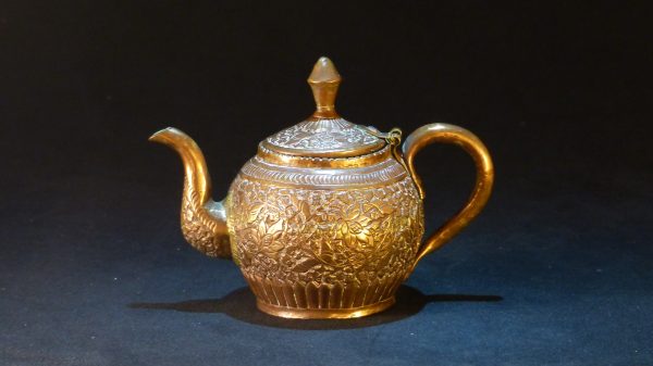 银鎏金錾刻花纹茶壶