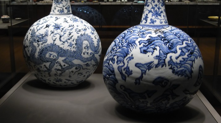 左后：永乐青花龙纹扁壶，右前：永乐青花海水白龙纹扁壶，大维德基金会藏品，大英博物馆展出
