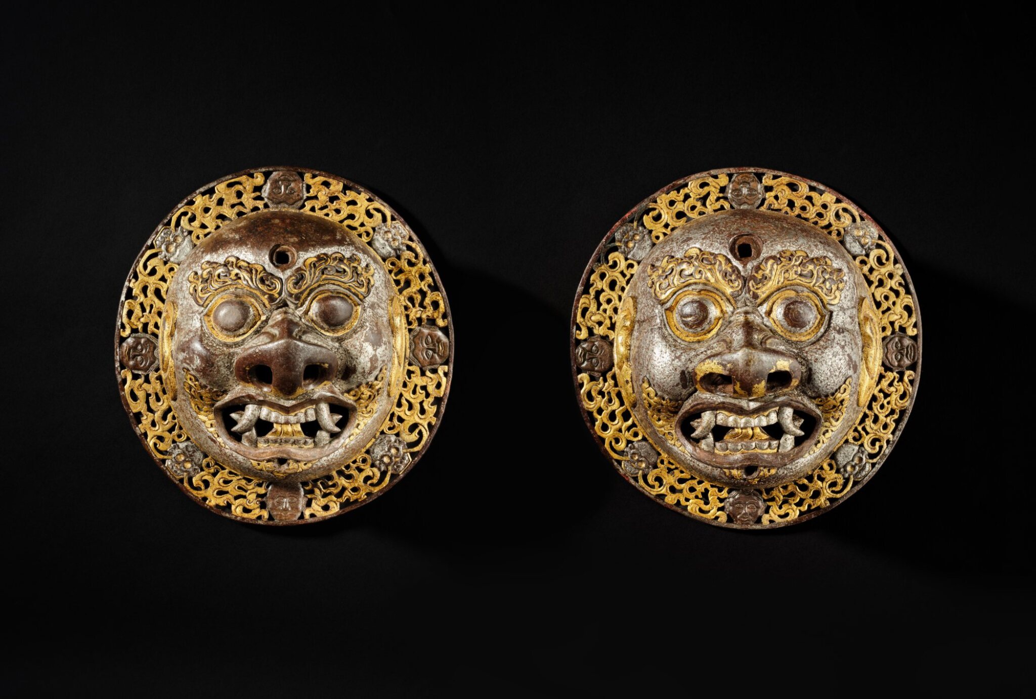 西藏 十六 / 十七世紀 鐵鑲金銀銅大鋪首一對 