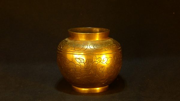 錾花草纹铜罐