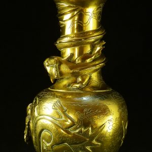 錾花盘龙铜瓶
