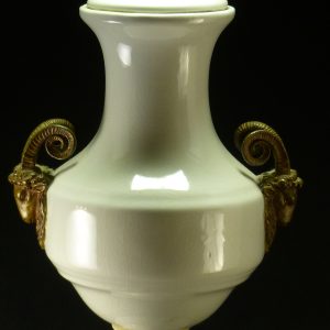 古罗马 双山羊铜耳白瓷瓶