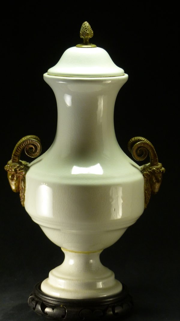 古罗马 双山羊铜耳白瓷瓶