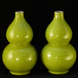 清　乾隆款开片绿釉葫芦瓶（一对）