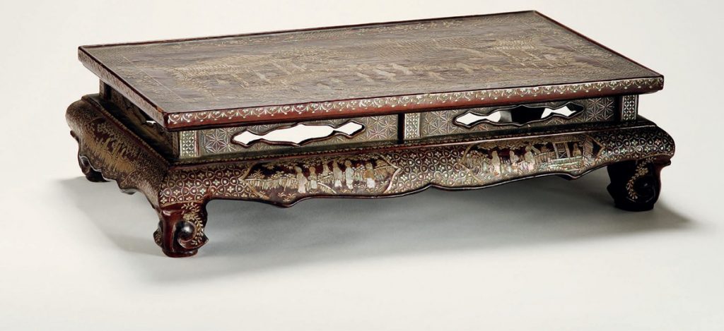 清·漆嵌螺钿雕人物束腰长方桌