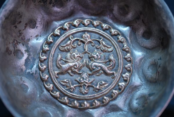 公元7世紀初 大唐早期 局部鎏金 莲瓣弧腹 如意云纹双狮/狻猊/海獸底银碗
