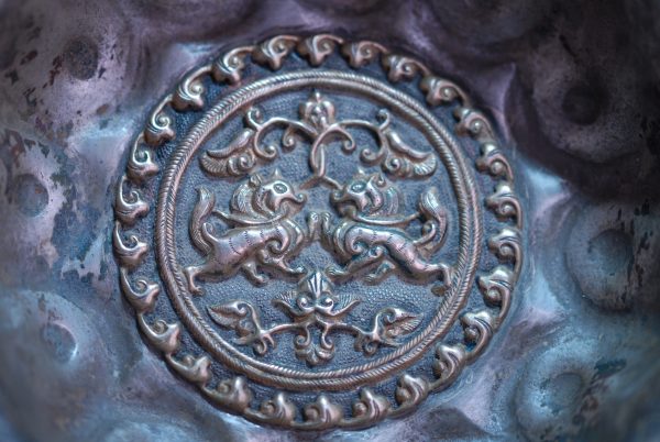 公元7世紀初 大唐早期 局部鎏金 莲瓣弧腹 如意云纹双狮/狻猊/海獸底银碗