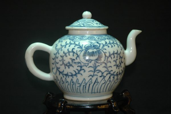 素描青花瓷茶壶