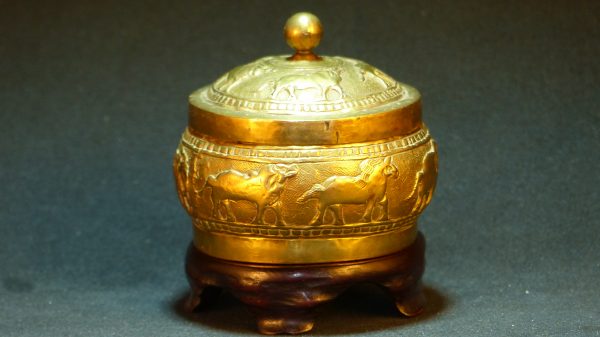 錾动物纹铜盒