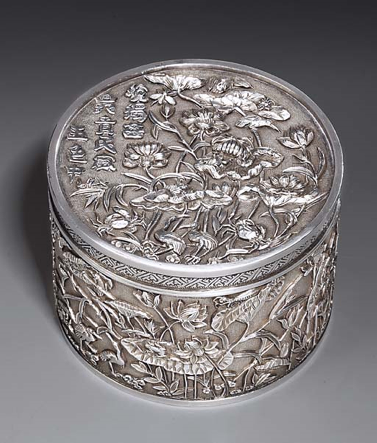 拍品 124 十九世纪，錾花银盒