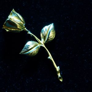錾金玫瑰胸针
