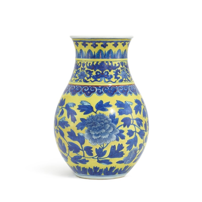 清十九世紀 黃地青花礬紅彩纏枝牡丹紋瓶