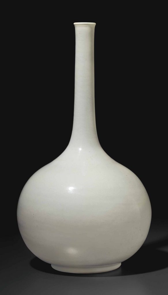 清十八世紀 白釉暗花雲龍戲珠紋長頸瓶