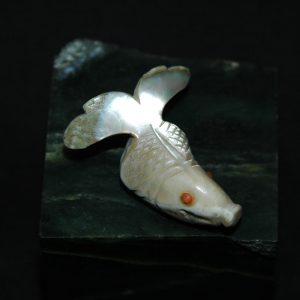 雕螺钿金鱼项坠