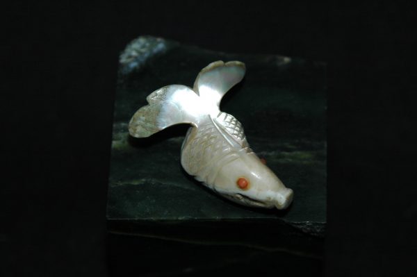 雕螺钿金鱼项坠