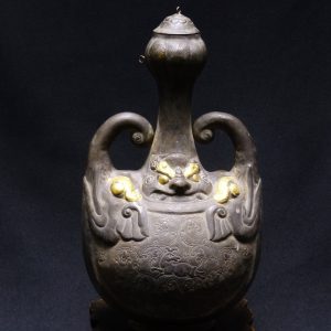 隋唐时期 錾鹿纹双象耳泥金蒜头口银壶