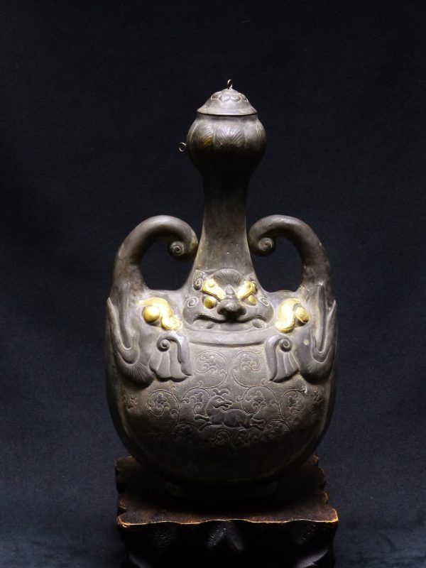 隋唐时期 錾鹿纹双象耳泥金蒜头口银壶