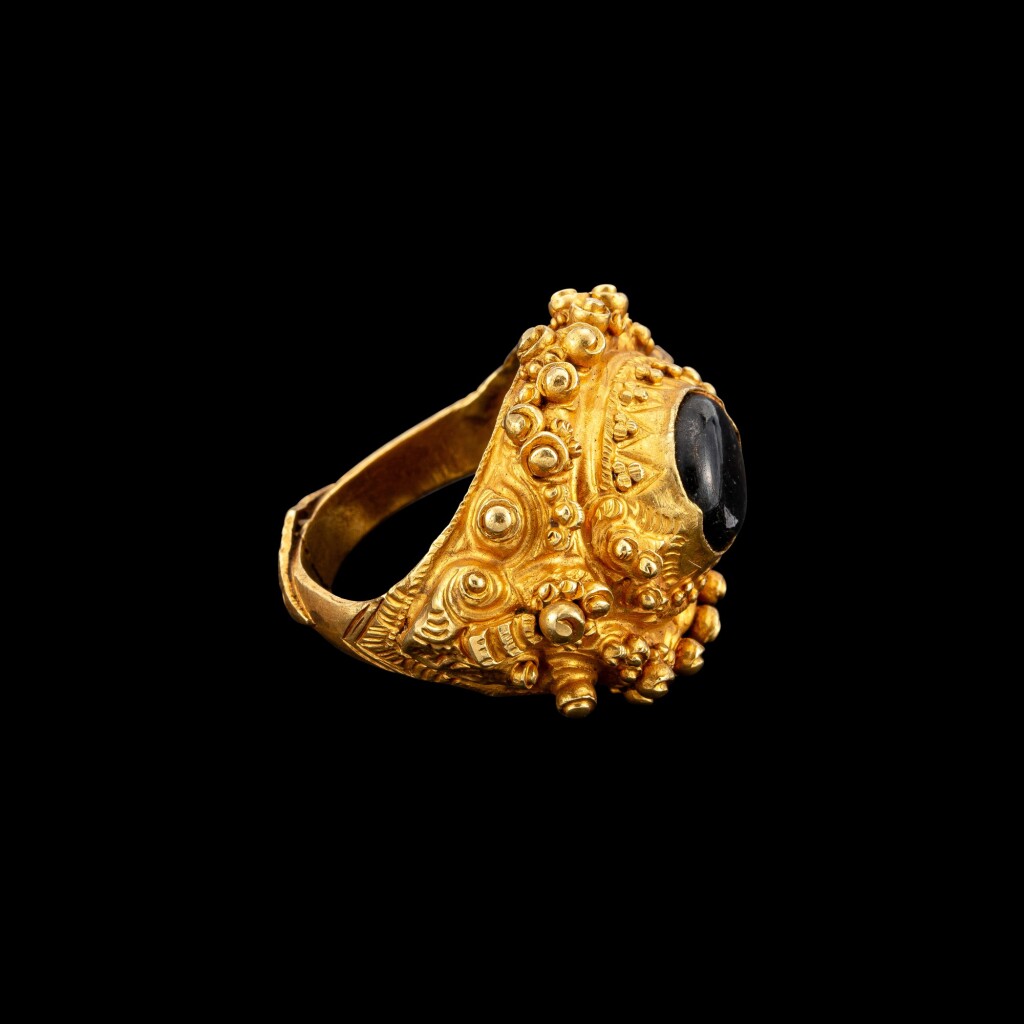 十九至二十世紀初 印尼峇里 金嵌黑色寶石戒指