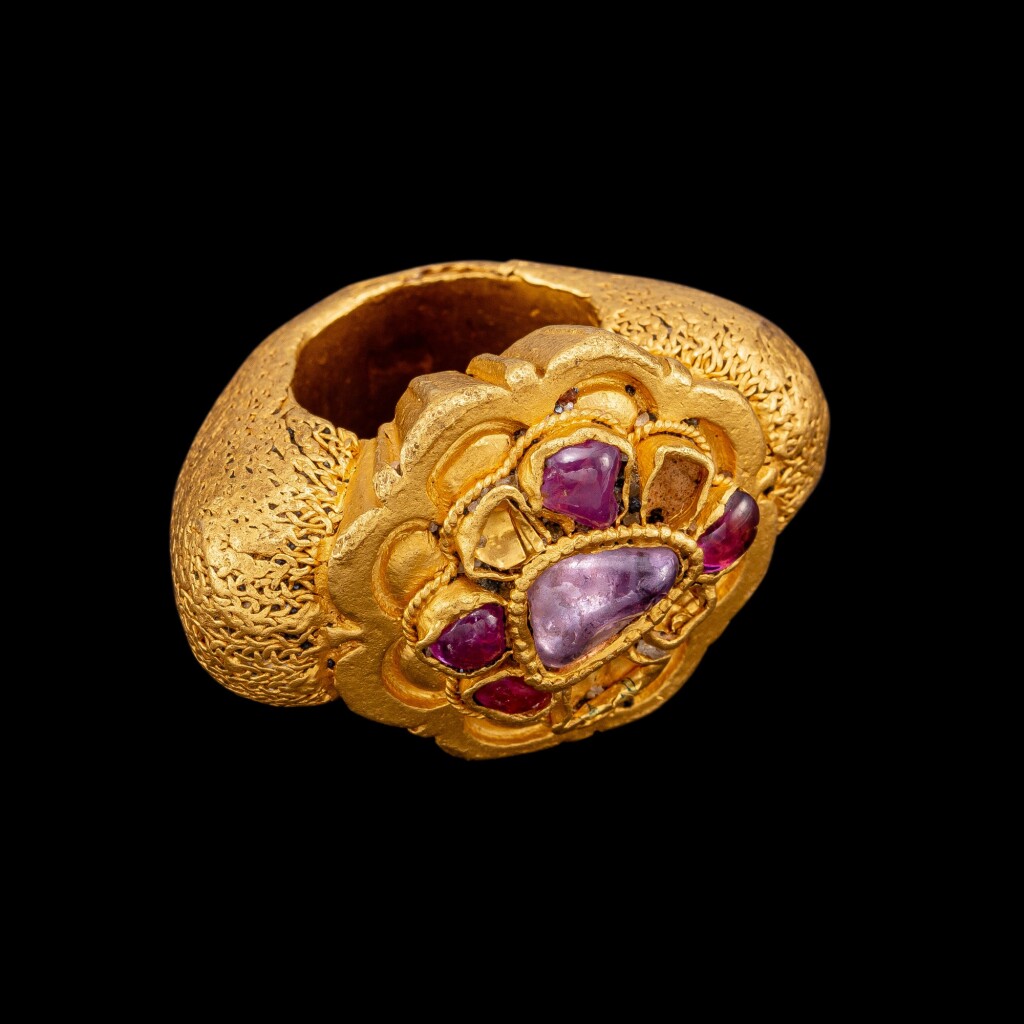 十二世紀 印尼爪哇 金嵌紅寶蓮紋戒指