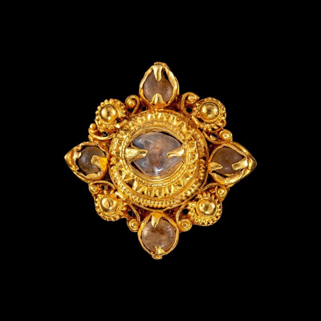 九至十三世紀 高棉吳哥王朝 金嵌水晶四角星形戒指