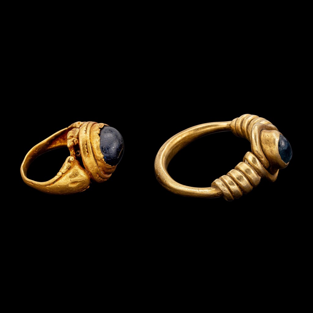 十至十五世紀 印尼爪哇 金嵌寶石戒指一組兩枚