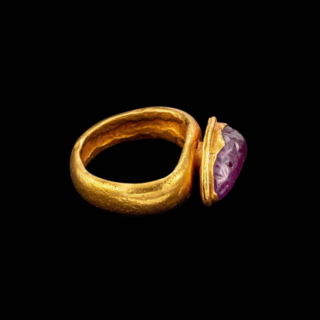 十四世紀 或高棉 金嵌寶石戒指
