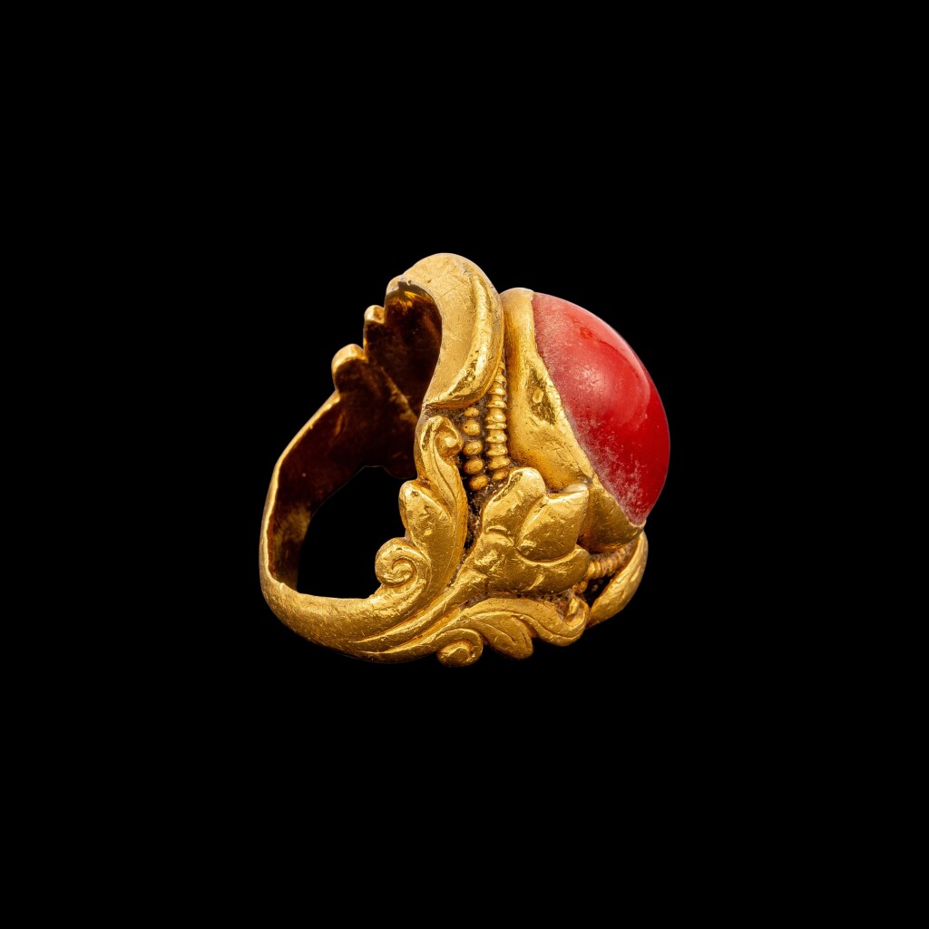 十八至十九世紀 西藏 金嵌珊瑚蓮紋戒指