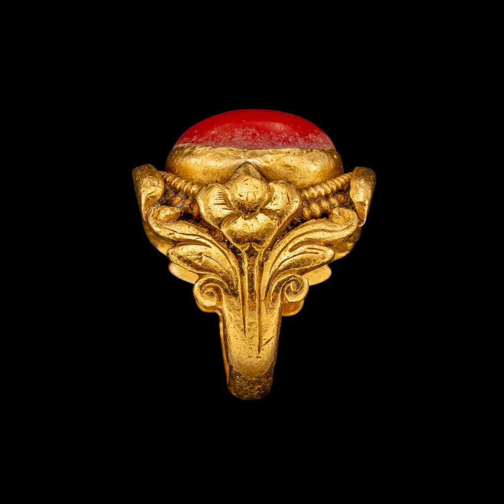 十八至十九世紀 西藏 金嵌珊瑚蓮紋戒指