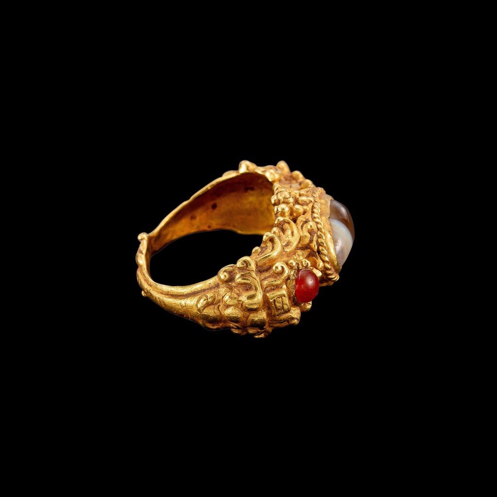 十至十五世紀 或高棉或爪哇 金嵌瑪瑙及珊瑚象神戒指