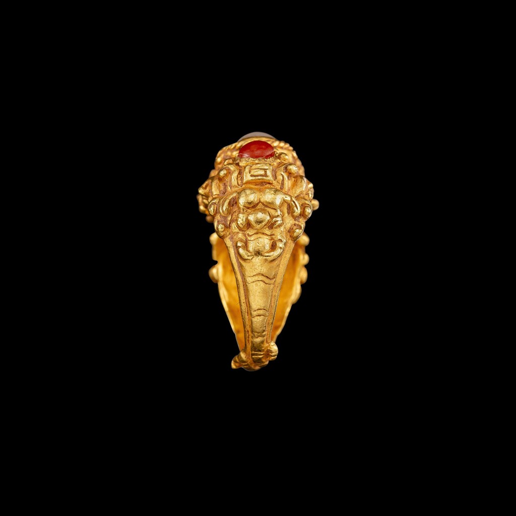 十至十五世紀 或高棉或爪哇 金嵌瑪瑙及珊瑚象神戒指