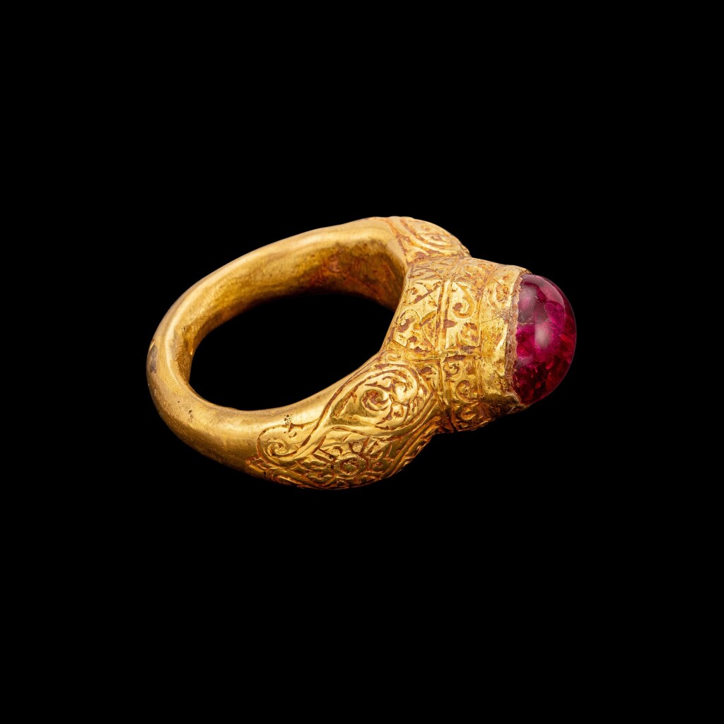 十四世紀 占城 金嵌紅色寶石戒指