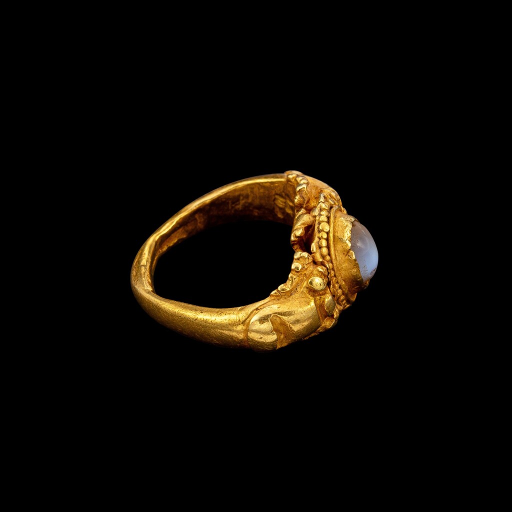 九至十五世紀 高棉 金嵌月光石戒指