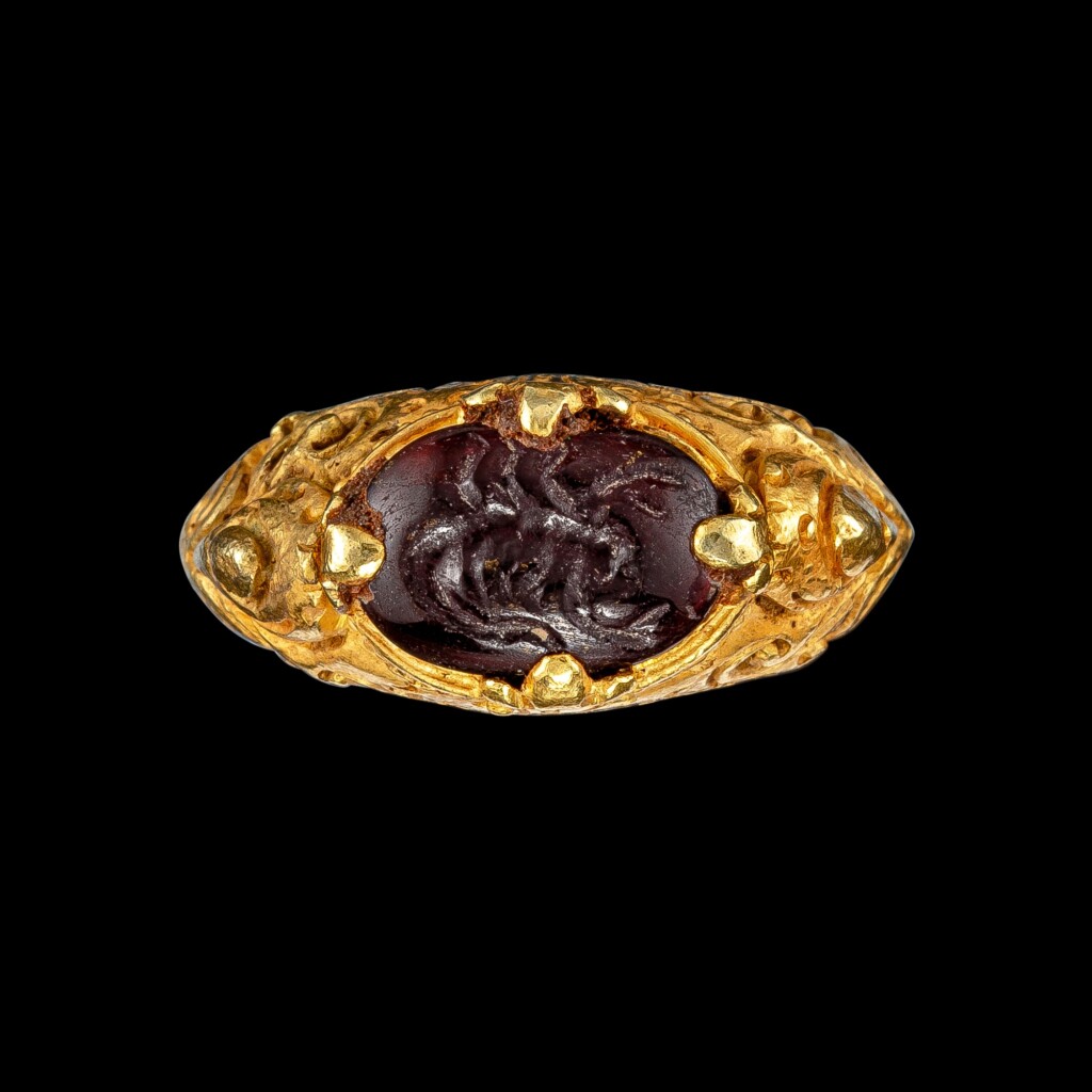 九至十五世紀 高棉 金嵌石榴石凹雕蠍紋戒指