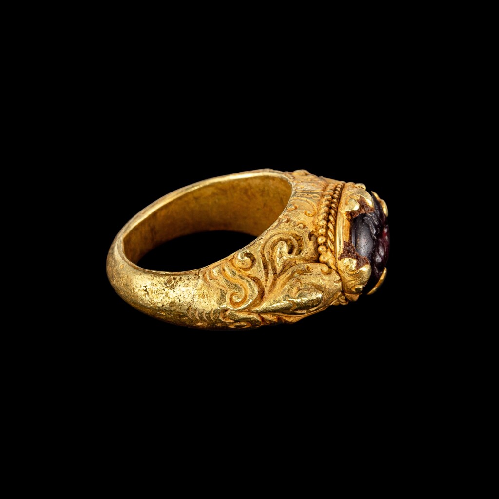 九至十五世紀 高棉 金嵌石榴石凹雕蠍紋戒指