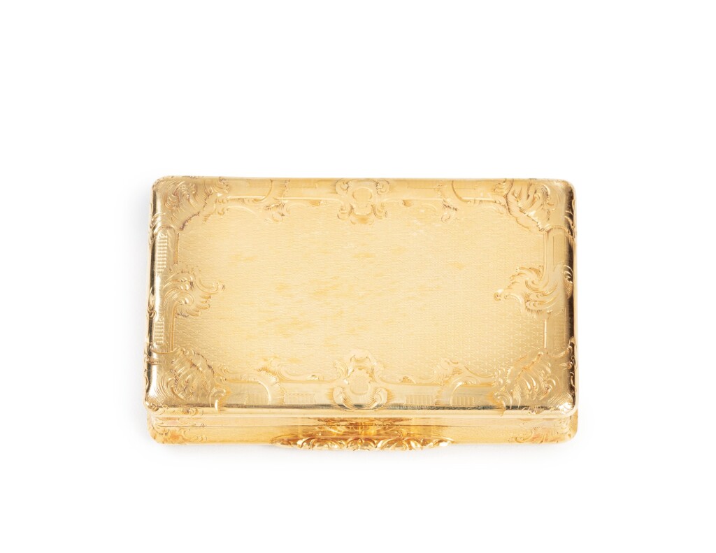 A gold Royal presentation snuff box