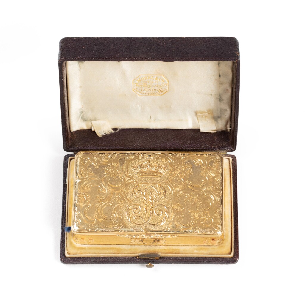 A gold Royal presentation snuff box