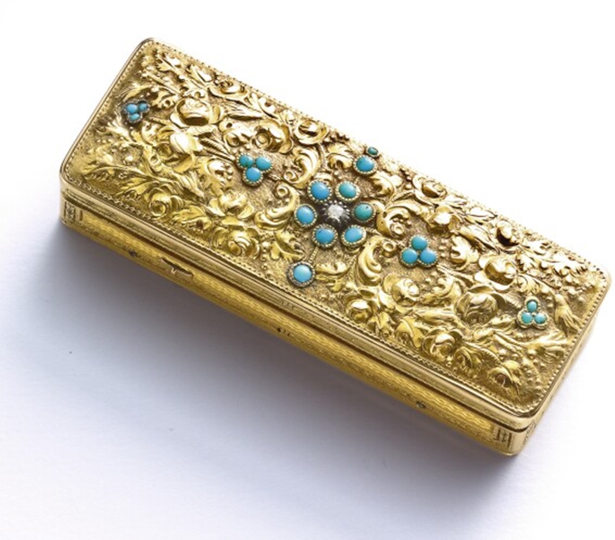 A SMALL YELLOW GOLD AND TURQUOISE SNUFF BOX 