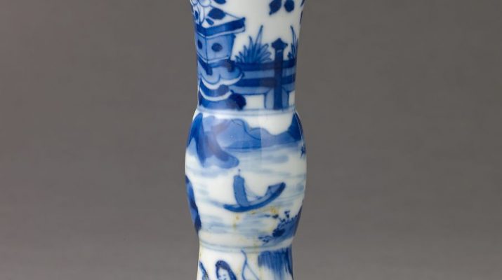 纽约大都会博物馆 清 康熙 树叶款 青花人物山水庭院纹花瓶 Small vase, Chinese , Qing Dynasty, Kangxi period